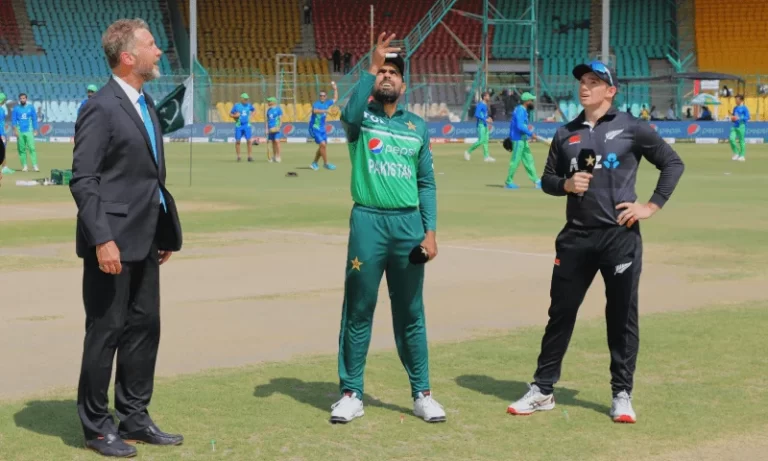 New Zealand win toss and bowl in 4th Pakistan ODI, Pak vs Nz.